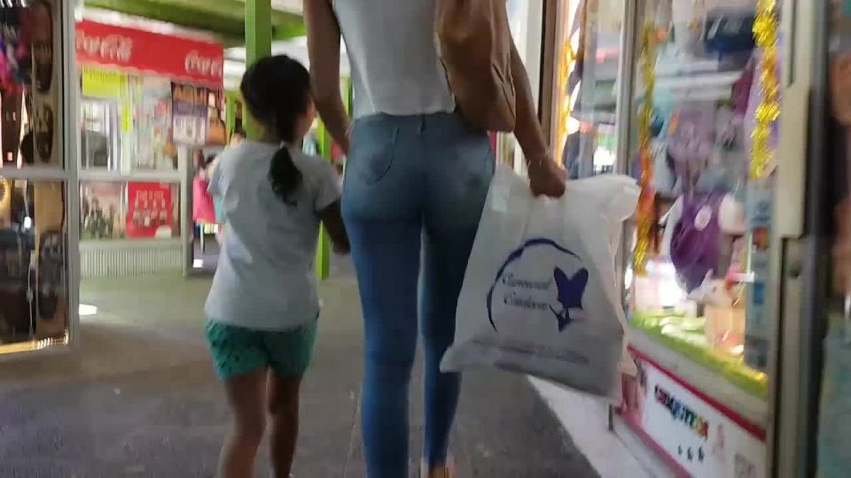 Milf sexy consiguió culo increíble en vaqueros