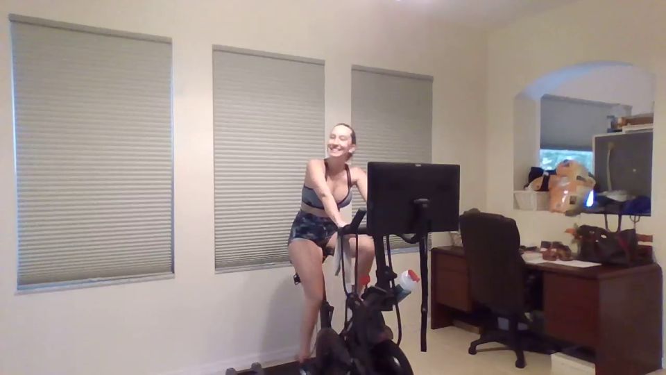 brittibratti 2023-08-29 Stream started at 08292023 1208 pm  Just Working Out