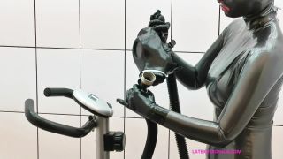 Gimnasio de control de la respiración LatexVeronica en traje de látex (mp4)
