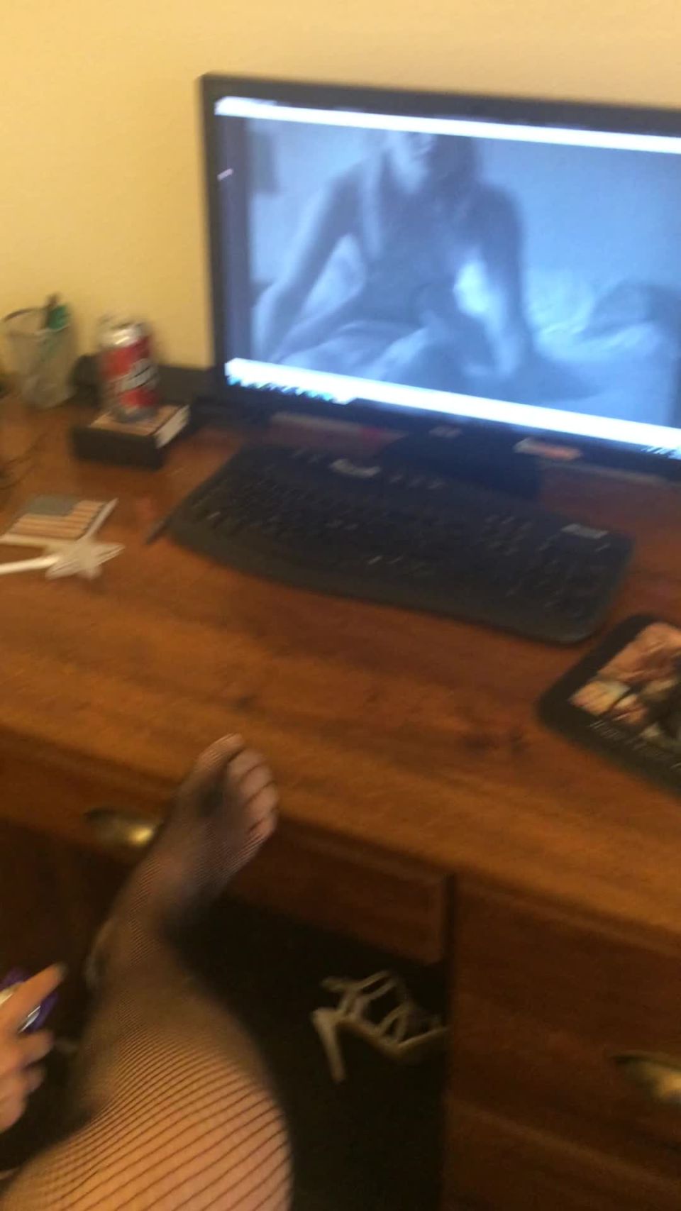 ErikaSwingz - Tinkerbell Masturbates to Fan Porn - Amateur couple