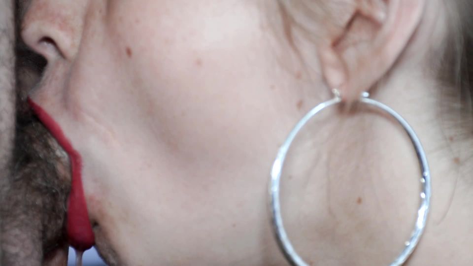 KaterinaAmateurElla hace perfecta primer plano Mamada con la corrida facial - 1080p