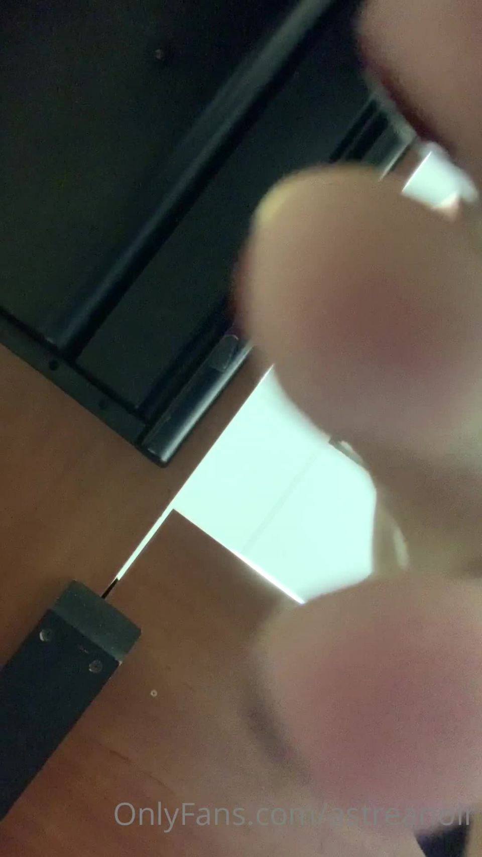 Onlyfans - Astrea Noir - astreanoirCrawl under this desk - 28-08-2020