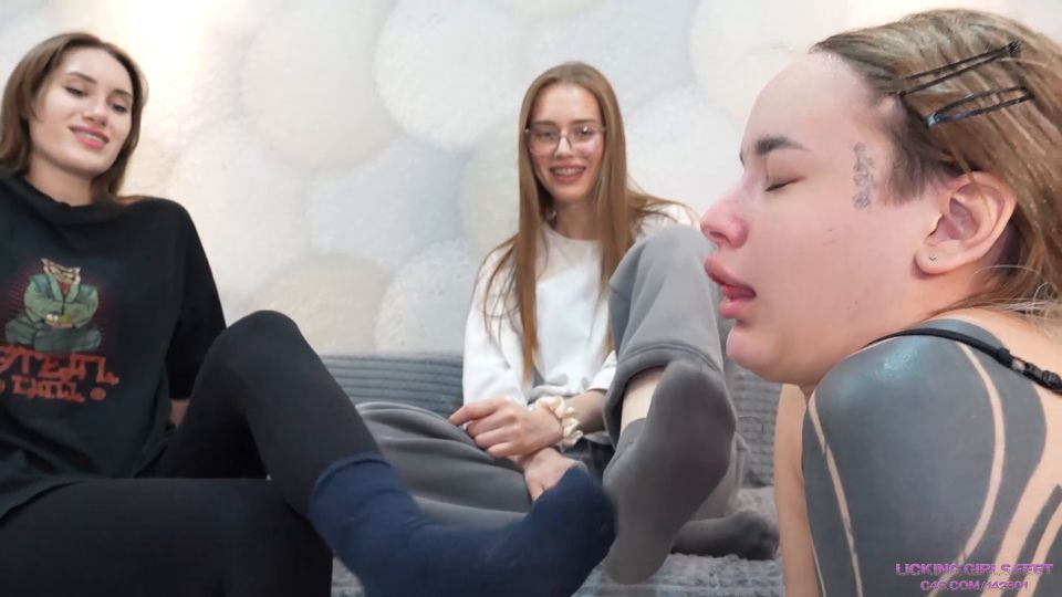 Femdom de Dominación de Pie: Ful de entrenamiento aromático de Dori y Sarah