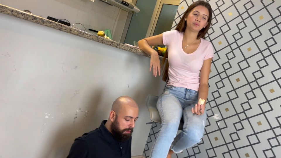 [GetFreeDays.com] Paulinha feeding the slave the right way goddess