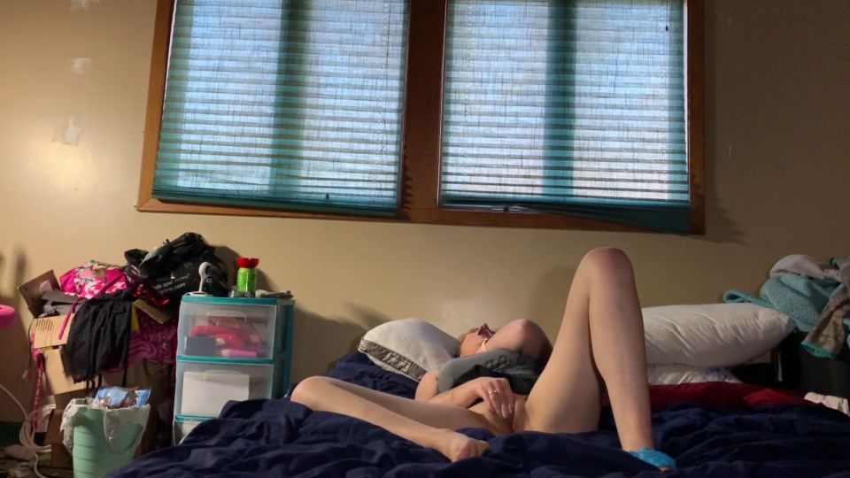 Hungry girl quick rubbing pussy till orgasm on the bed - Masturbation