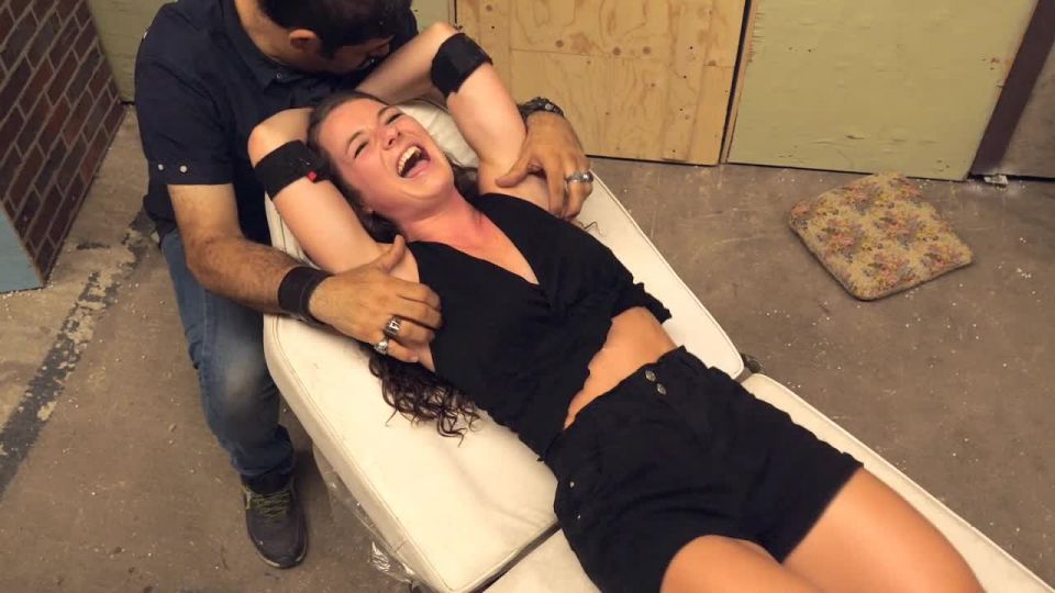 online xxx video 18 Khloe Extreme Tickling Por favor, detenga mi llanto en el fetiche porno marido porno pie