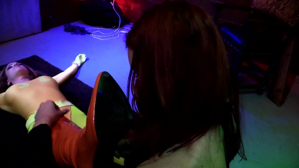 Omega Girl vs Harem Girl feat Jayden Cole & Angela Sommer...