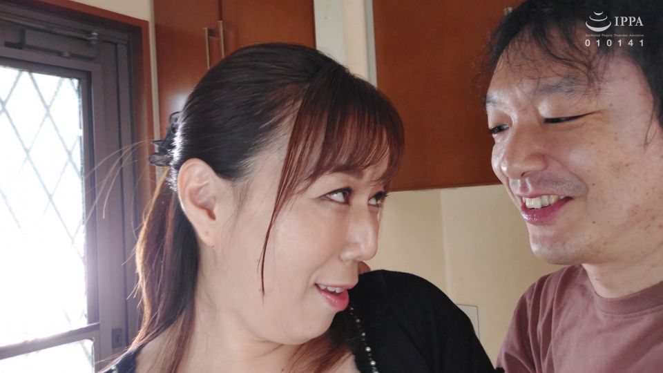 I peeked at my boyfriend's phone and he was having intense sex with my mother, Ritsuko Hanayagi ⋆.