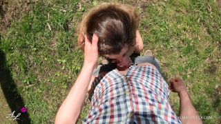 Alisa Lovely - Caminando por el lago y follando como un perro