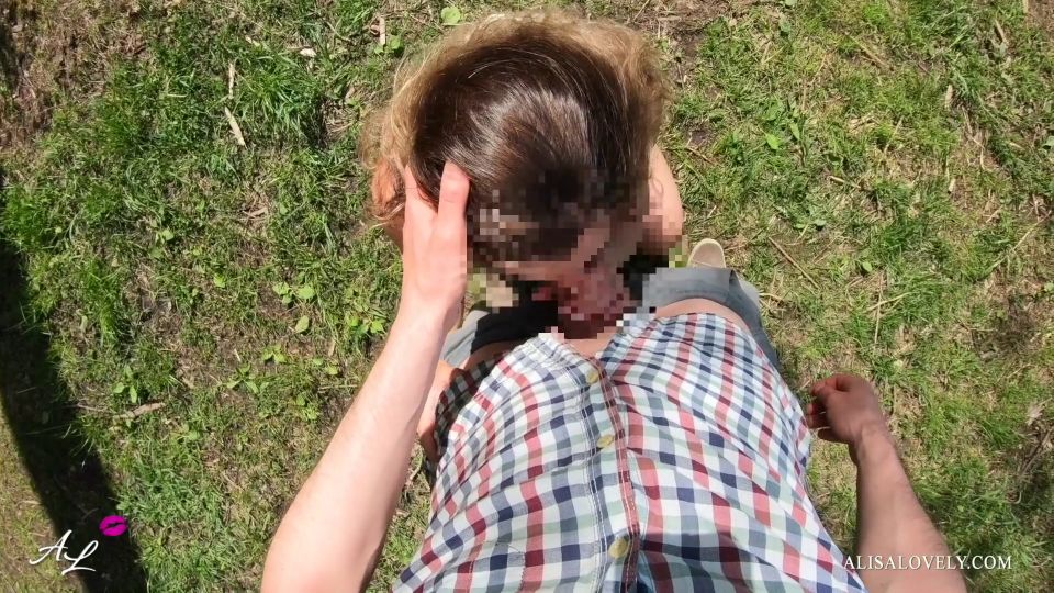 Alisa Lovely - Caminando por el lago y follando como un perro