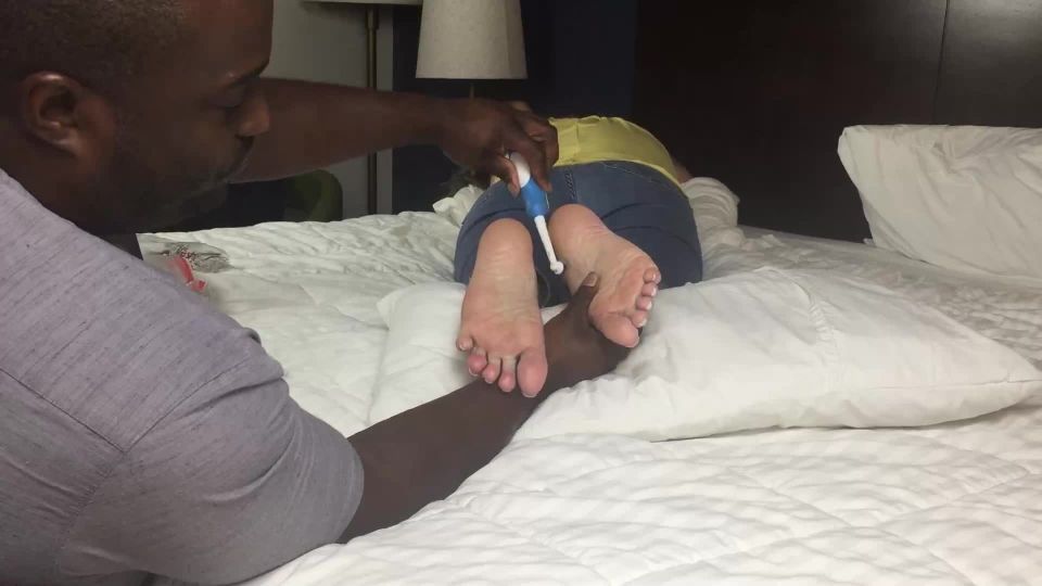 online video 21 foot fetish por Tickling me takes mad skills, tickling feet on feet porn