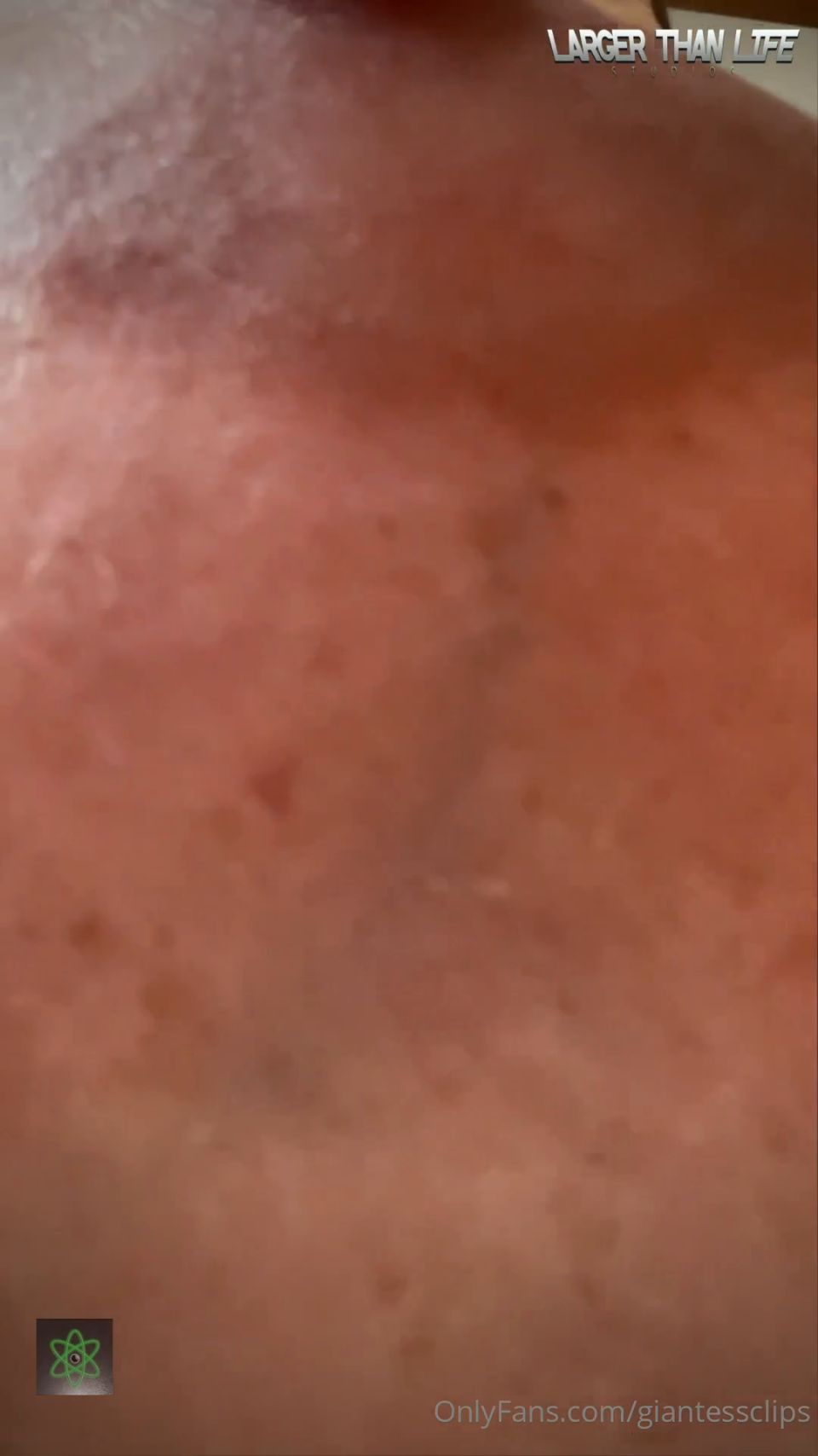 Más grande que la vida - Encoger la piscina Perv Charley Atwell And Bri Olivia (Porno fetiche)