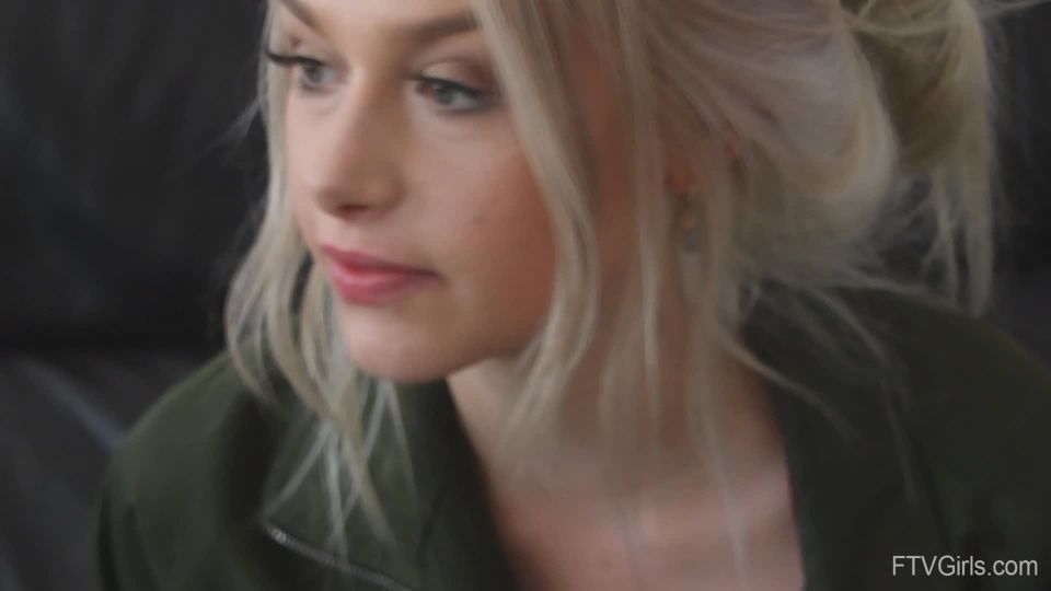 4 – Enchufe de culo en todas partes – Ella es un imán sexual 04 - adolescente - adolescente