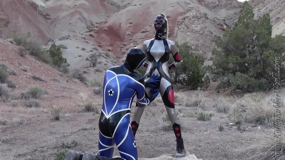 7571 Latex Slavegirl Used Outdoor On Mars