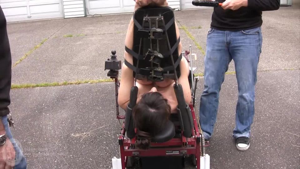 Casa de Gord15 05 22 Natalie Minx se encuentra con el Quadrofuck (instalación)