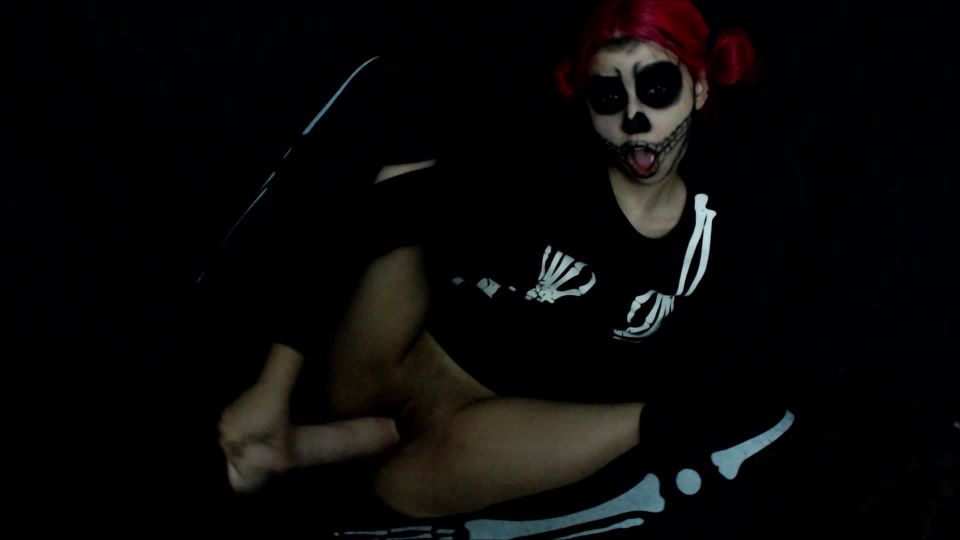 Sexo en cementerios – Nhaerys en juguetes