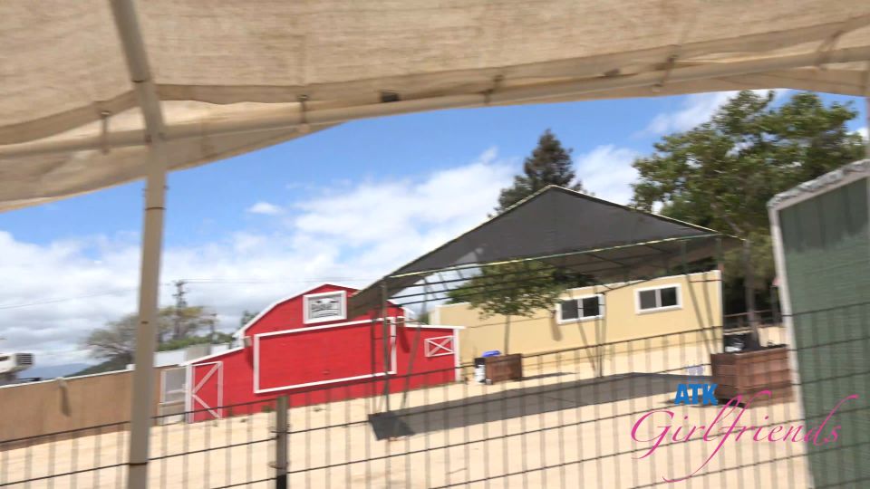 Selina Imai - En la granja 1/2 - 1789 Escena #1 - Voyeur