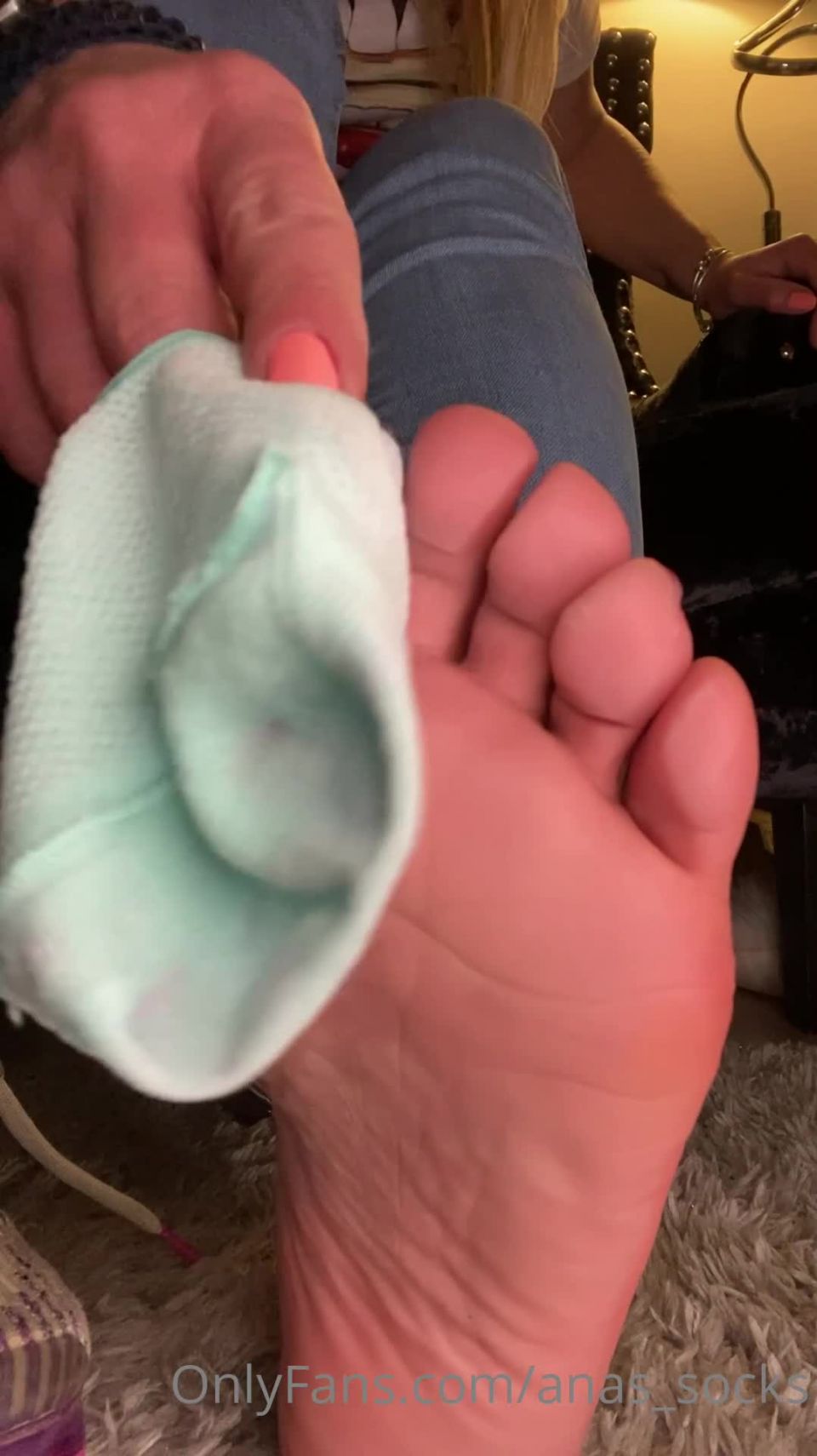 porno clip 47 pies fetiche pies planos porno  anas calcetines 31-03-2021-2070144054-Quitando mis zapatos después de un largo día en el trabajo viendo fútbol y burlarse de ti con  pies