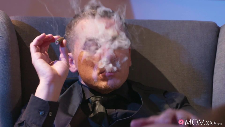 Rubia madura seduce en medias!!!