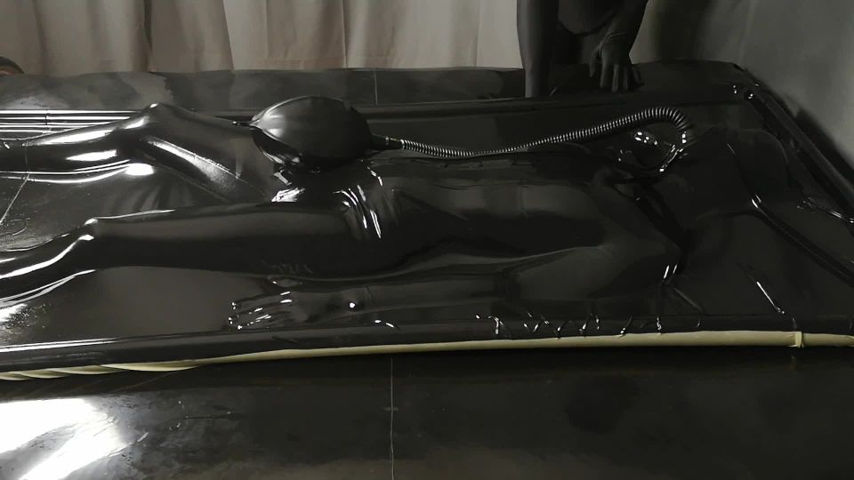 Video Vickydevika   Rebreather Bag In The Vacbed 1 Of 2 1080p FullHD