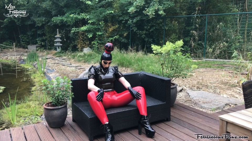 Látex probando una nueva máscara de Bea Miersch.