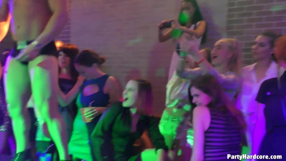 Porno tubo partido duro se volvió loco Vol. 41 Parte 1 — Cam 2