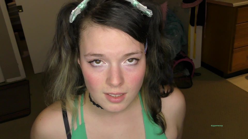 Tigger Rosey - ¡Imbécil y dedo su culo JOI JOI!