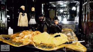 00425 - Wobbly bottoms.