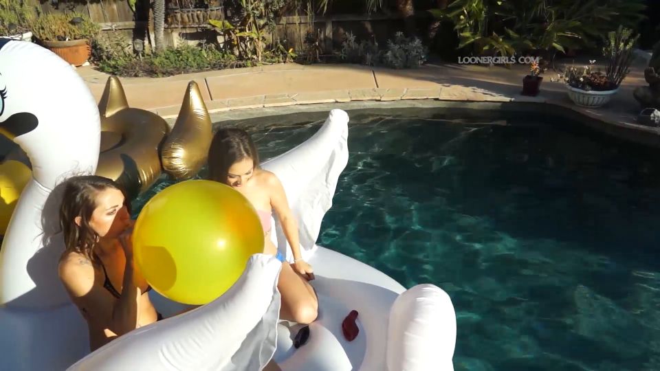 Custom Fetish - Renee n Madison s Pool Blow to P - Fetish