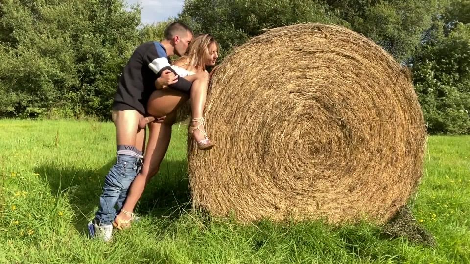 Emmanuelle Worley - Sexo con una mujer francesa en el medio de un campo Full HD - Sexo público