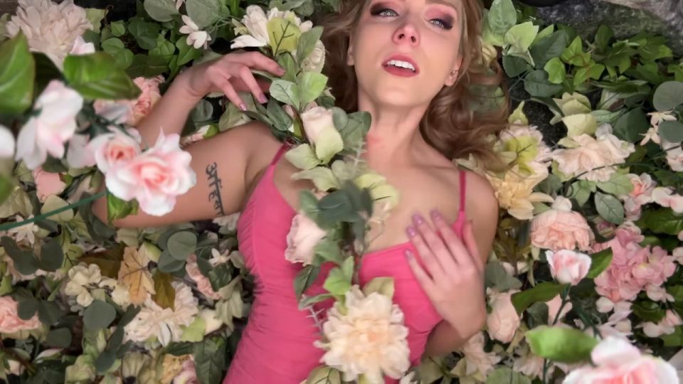 Estornudo y Honking Mentir en Flores Estornudodedass (Femdom porn)