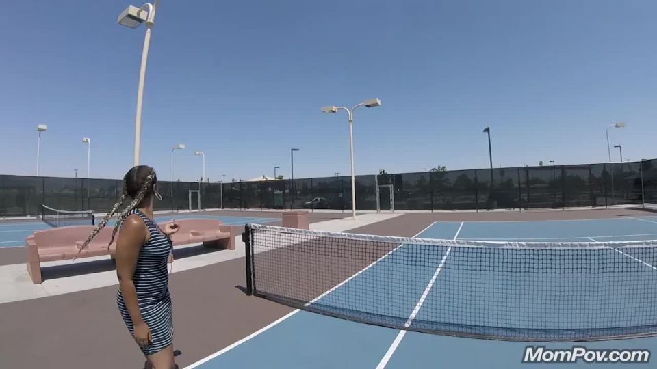 Gran botín MILF en la cancha de tenis