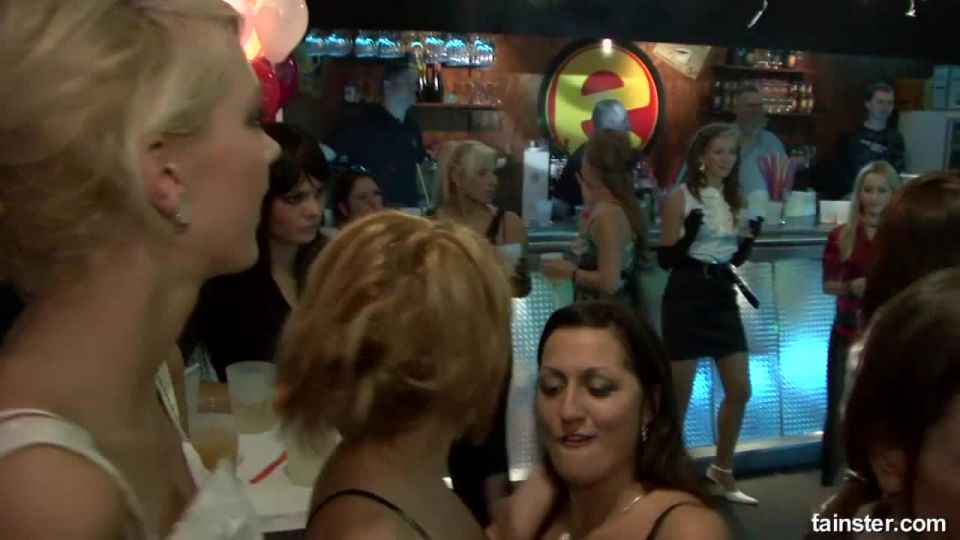 Tubo de porno Bienvenido a la Casa Loca Parte 2 — Cam 2