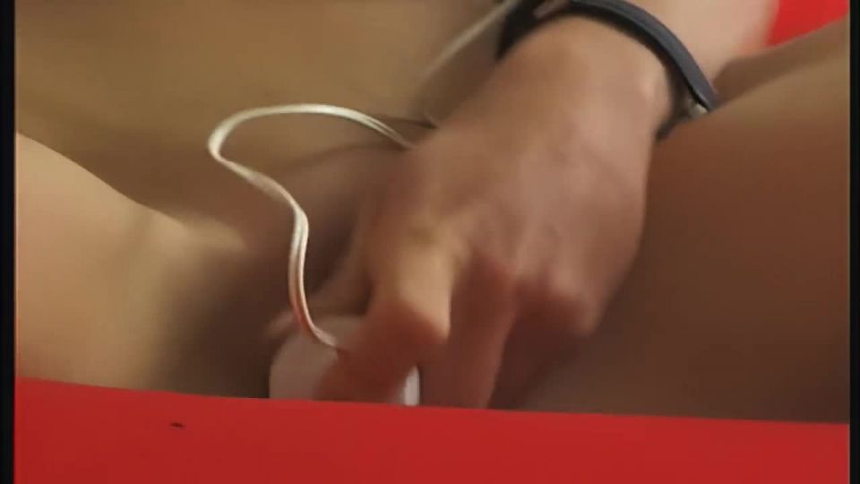 Junge nette mastubiert uns spielt mit einem vibrator an ihrer ....