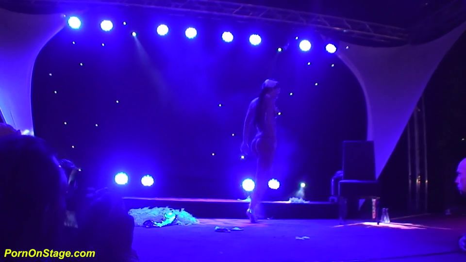 Busty Skinny Babe Shows Her Incredible Hot Body In A Real Burlesque Dan.