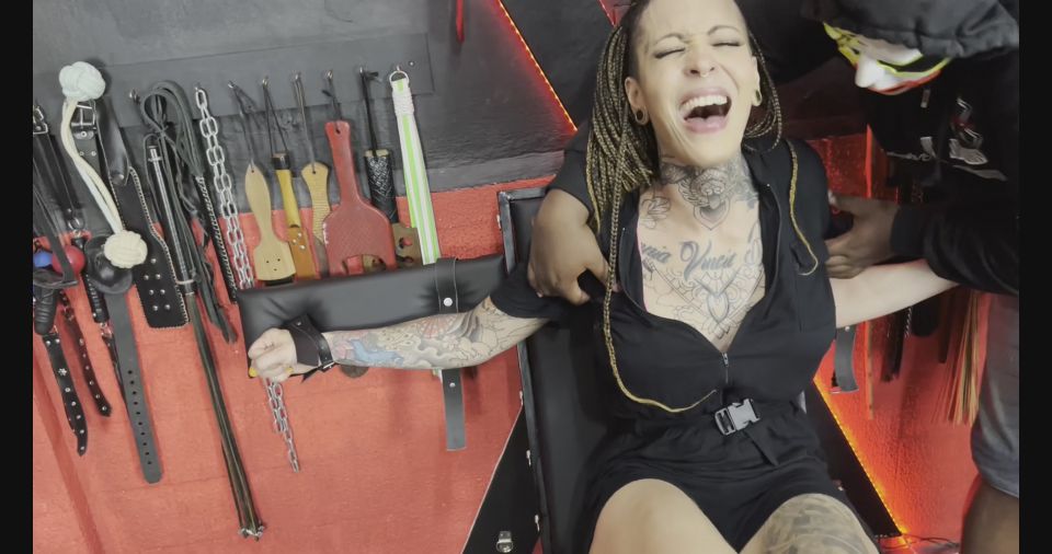 TheTicklingArts - Fuerte chica Barbara consigue y Upperbody cosquillas tiempo.