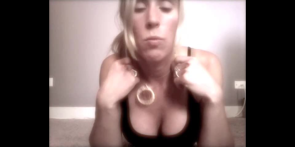 adulto video clip 44 pies apestosos fetiche princesa Lyne - Pérdida de control Hypno colgante, burla y negación en femdom porno