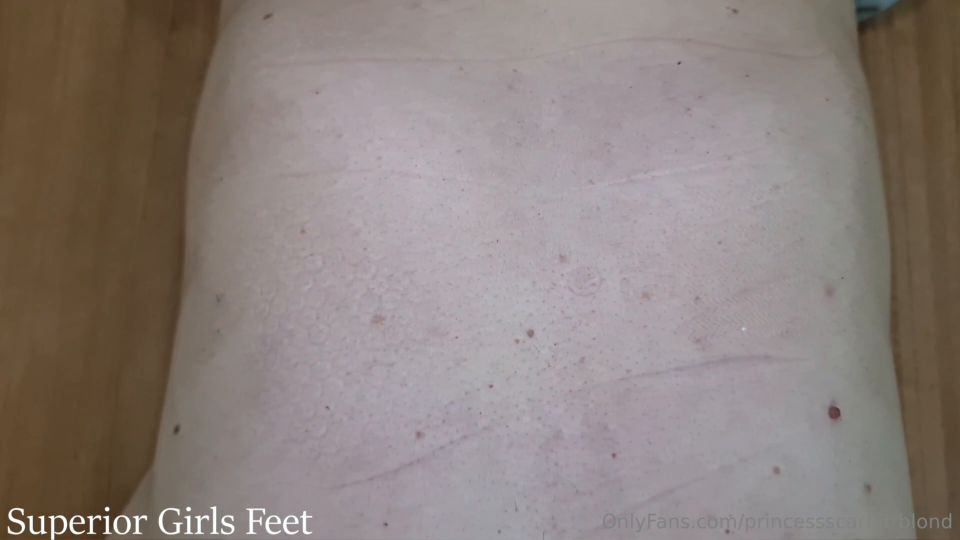 Scarlett Rubia en Video - Primer Trampling con Sandalias 2...