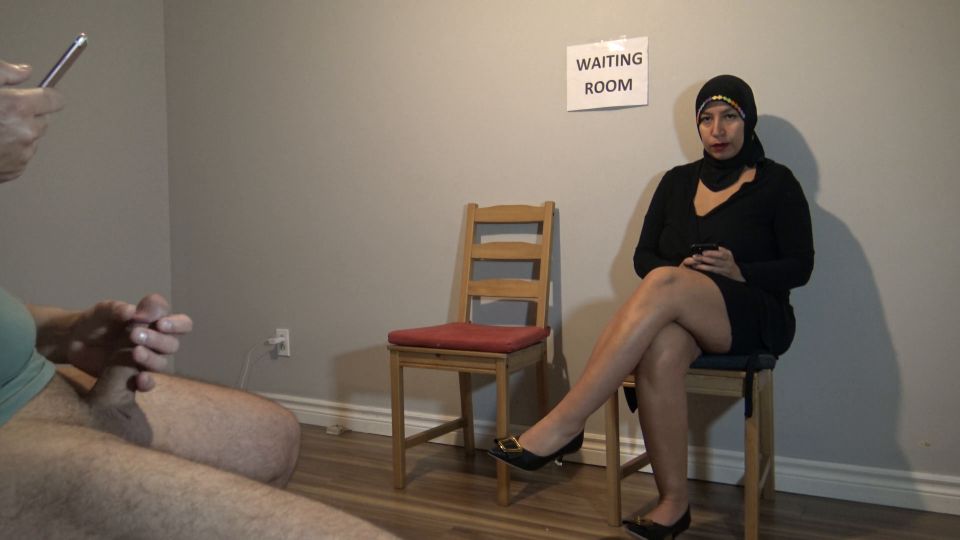 Esposa árabe engañando en público.