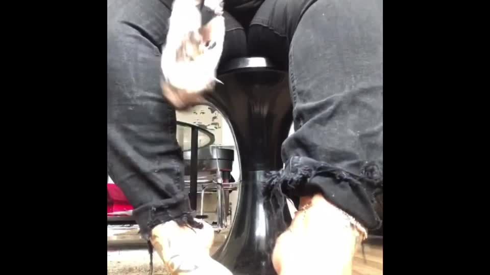 MEGA-FANS - latinamarina-18-12-2019-107209519-Smelly feet joi was requested so hereБs my stinky boot bitch video x