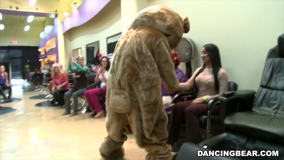 DANCING BEAR - Fiesta de la Soltera CFNM en el Salón con Strippers masculinos
