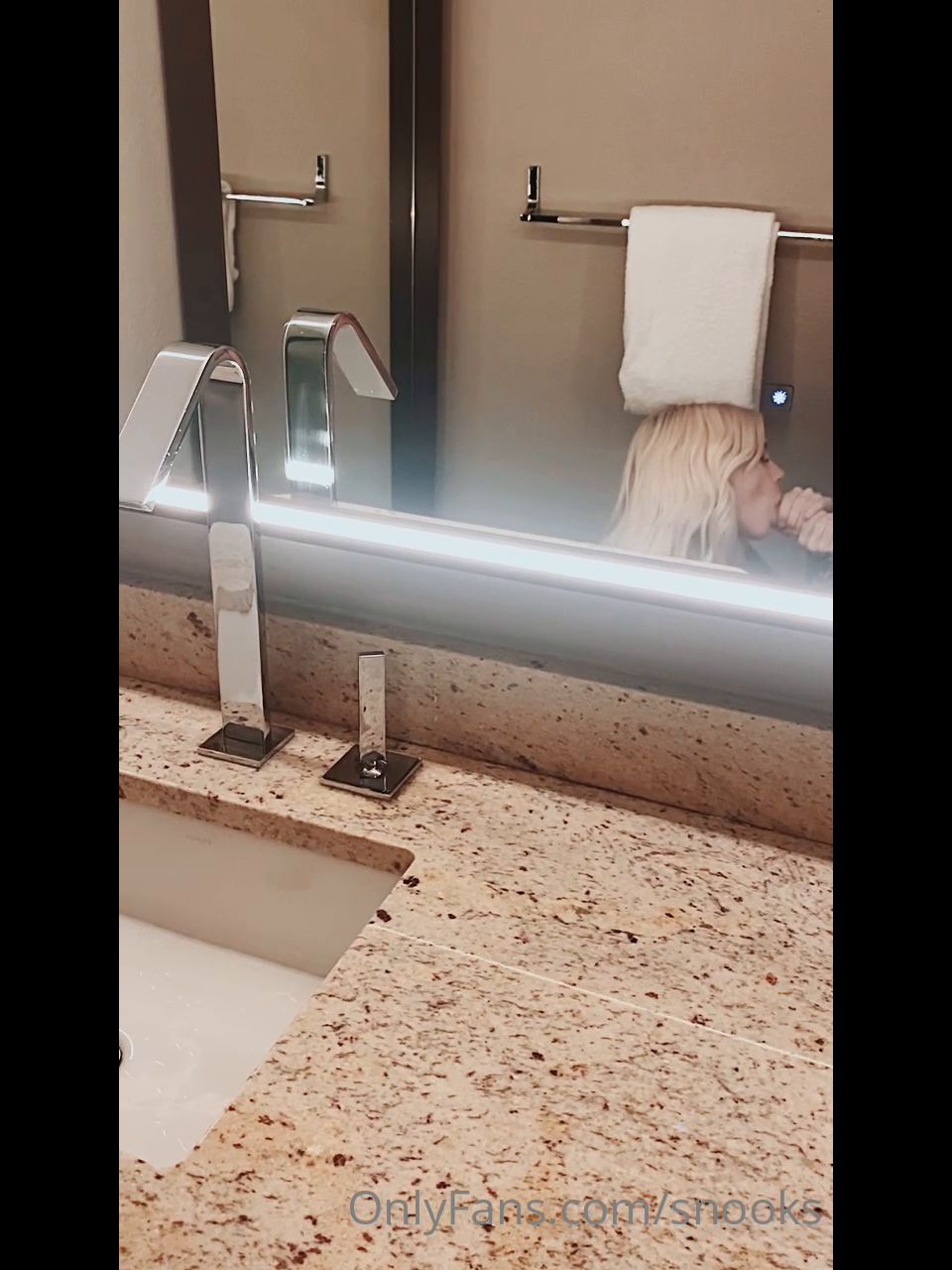 Victoria Snooks (esnooks) Me follan en un hotel Solo habitaciones de solofans (Porno de Amateur)