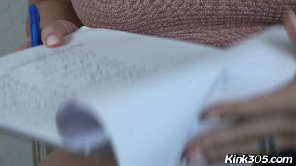 18 08 17 Cristi Ann Yawns y muestra su botón de vientre Full HD - Kink305 - Belly