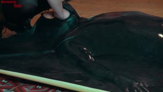 adulto xxx video 2 guantes de cuero fetiche Señora Evilyne - Sitiación facial en el vacío - FullHD 1080p, asfixia en la femdom porno