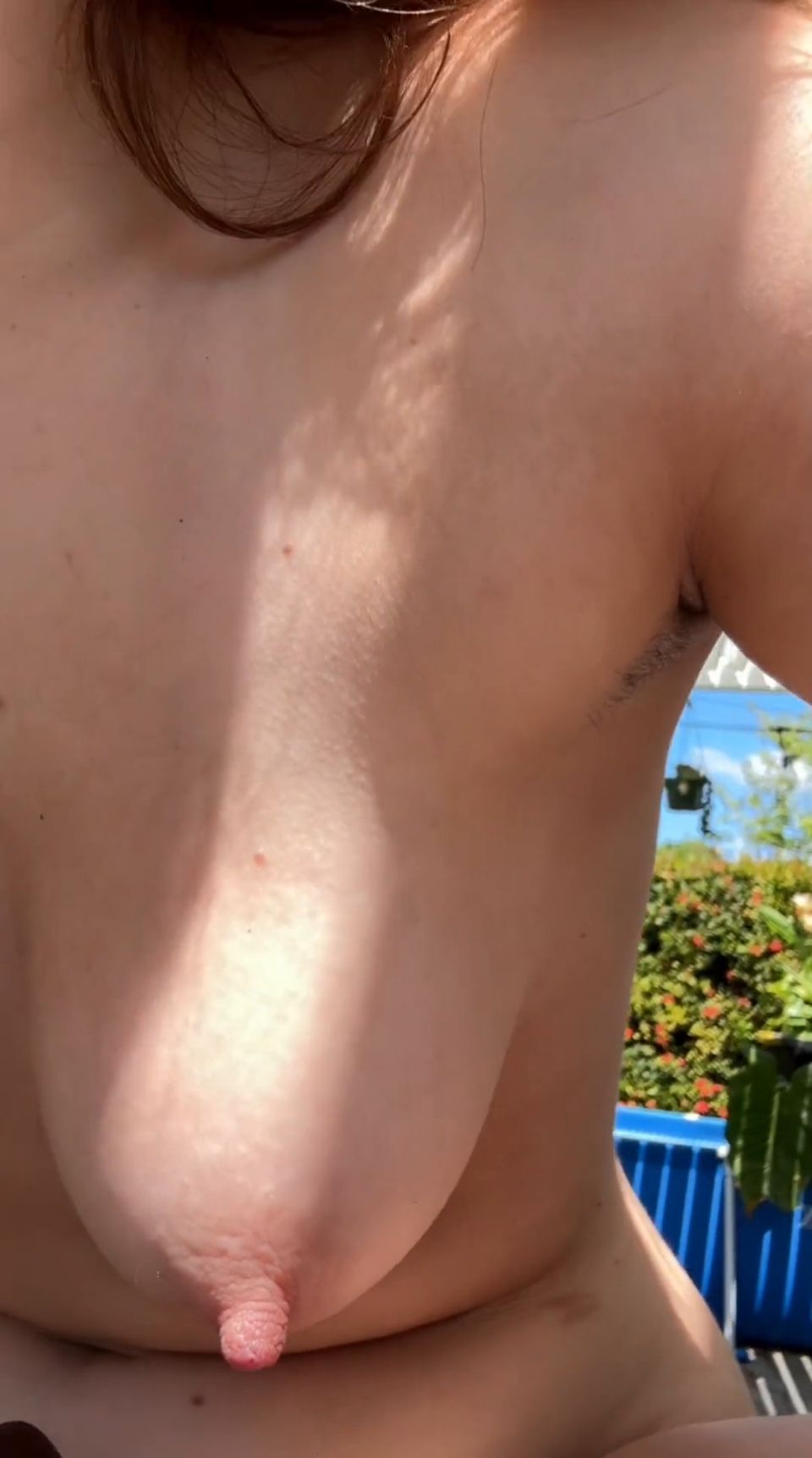 Teen se folla a sí misma y se pone crujiente con enorme dildo después de la fiesta.