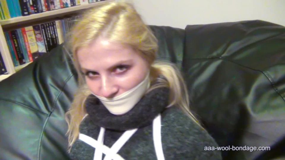 Tabea y sus tetas amarillas Dr. Martens