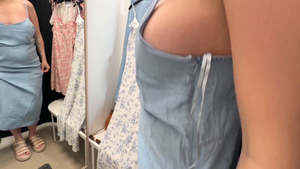 Espiando una belleza tetona cambiando ropa y follándola, es.