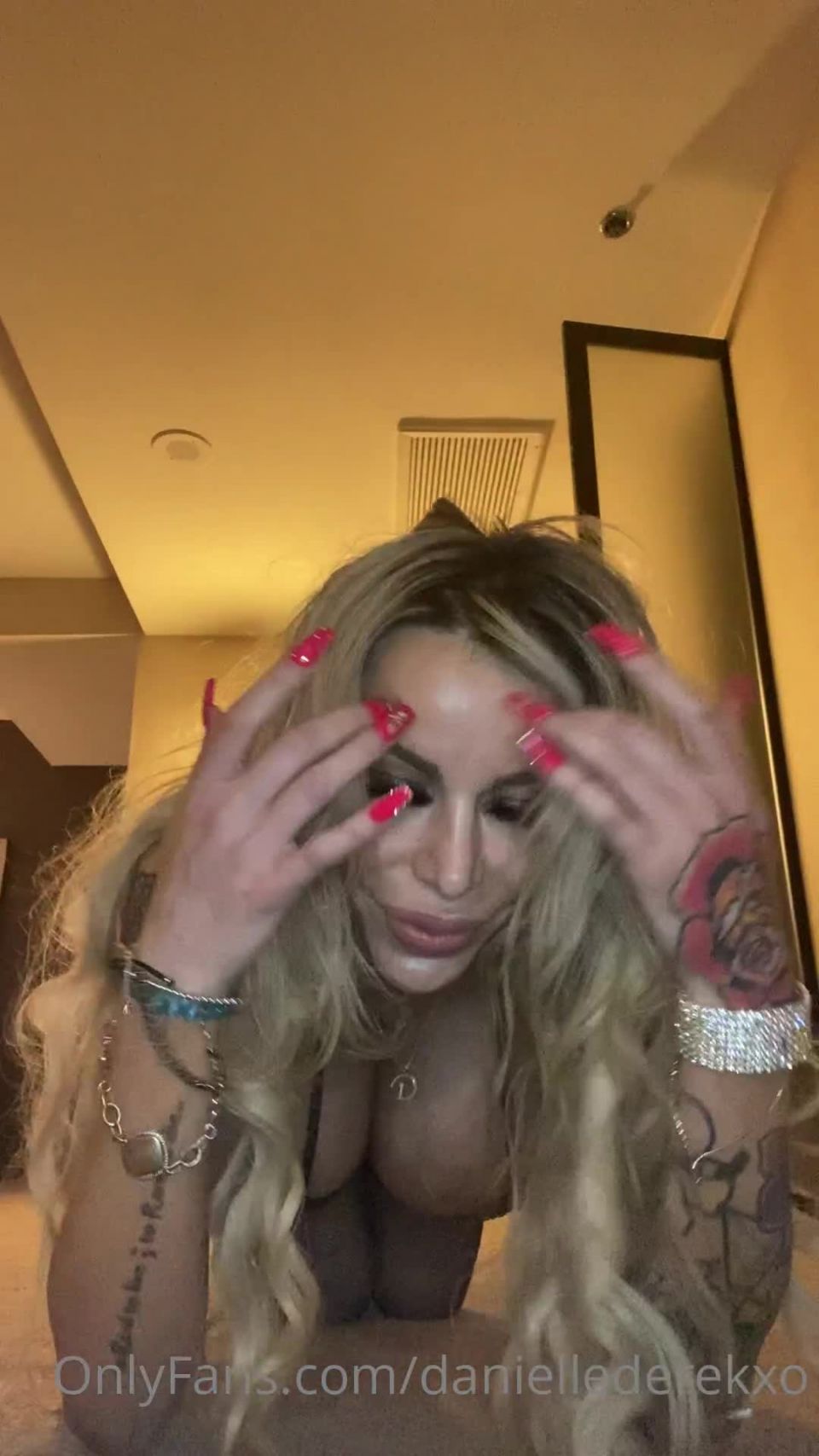 Danielle Derek - daniellederekxo () Daniellederekxo - little quick teaser shot some hott content 29-08-2021