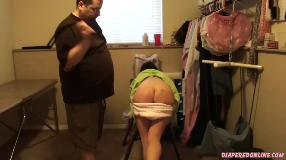DiaperedonlineEmma Emma cinturón despojarse sobre banco