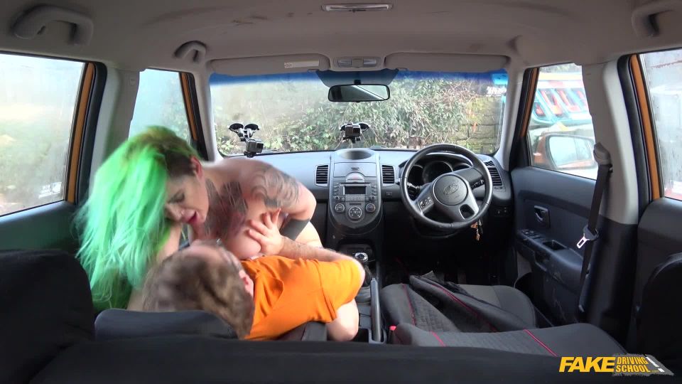 Paseo salvaje para belleza tetona tatuada - (Porno duro)